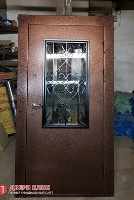 Дверь на улицу со стеклом и ковкой