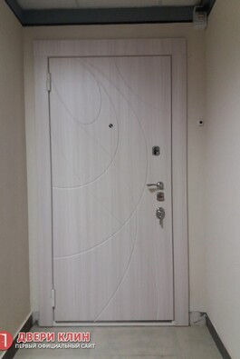 Квартирная дверь с панелью МДФ беленый дуб снаружи
