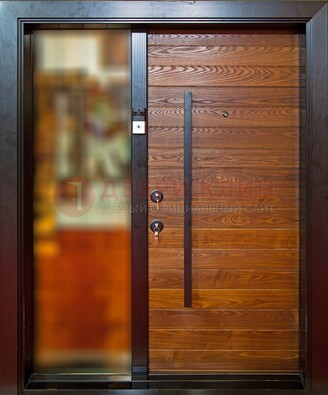 Коричневая входная дверь c МДФ панелью и стеклом ЧД-38 в частный дом в Мурино