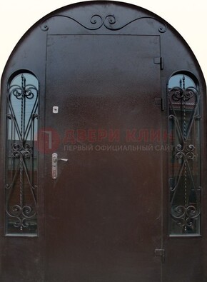 Арочная дверь со стеклом и ковкой ДА-16 под старину в Мурино