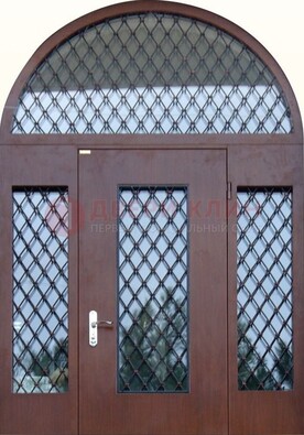 Крепкая стальная арочная дверь со стеклом и ковкой ДА-21 в Истре