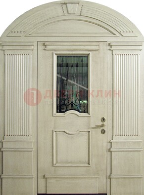 Белая входная дверь массив со стеклом и ковкой ДА-49 в Мурино