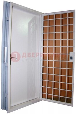 Белая стальная бронированная дверь с нитроэмалью ДБ-7 в Мурино