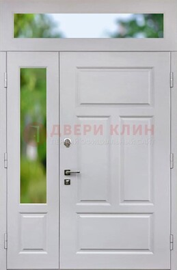 Белая полуторная железная дверь со стеклом и фрамугами ДФГ-10 в Мурино