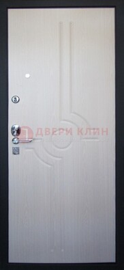 Белая металлическая дверь с МДФ ДМ-172 в квартиру в Мурино