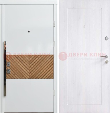 Белая железная дверь МДФ горизонтальной вставкой ДМ-265 в Мурино