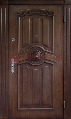 Темная железная дверь с массивом дуба с украшением ДМД-40 в Мурино