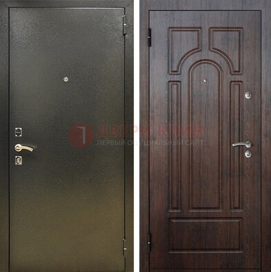 Железная темно-серая дверь с порошковым напылением и МДФ Тисненый орех ДП-275 в Мурино