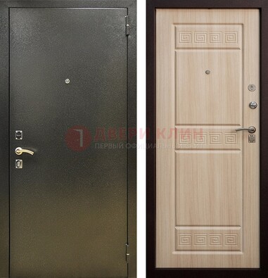 Железная темно-серая дверь с порошковым напылением и МДФ с резьбой ДП-276 в Мурино