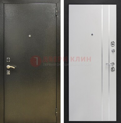 Железная темная дверь с порошковым покрытием и белая МДФ с молдингами  ДП-296 в Мурино