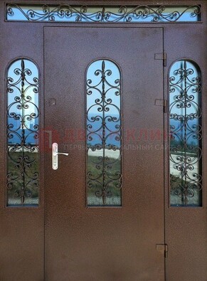 Железная парадная дверь со стеклом и ковкой ДПР-16 для общественных зданий в Мурино