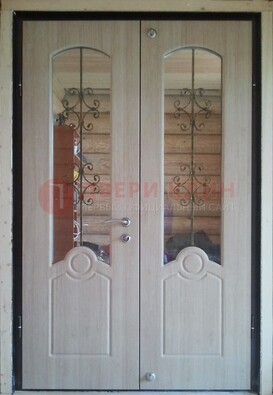 Парадная дверь со стеклянными вставками и ковкой ДПР-23 в деревянный дом в Мурино