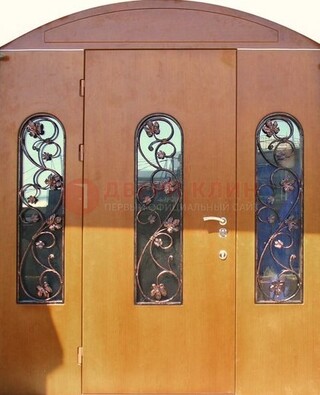 Парадная дверь со стеклянными вставками и ковкой ДПР-28 в общественное здание в Мурино