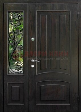 Парадная дверь со стеклянными вставками и ковкой ДПР-31 в кирпичный дом в Мурино