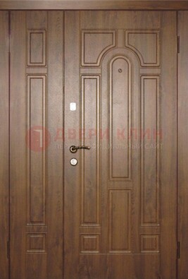 Двухстворчатая коричневая парадная дверь ДПР-48 в Мурино