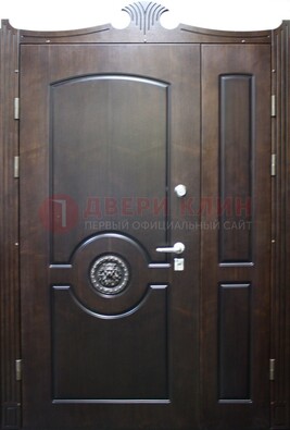 Коричневая парадная дверь с украшением ДПР-52 с утеплением в Мурино