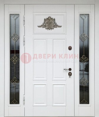 Белая входная парадная дверь со стеклом и ковкой ДПР-92 в Мурино