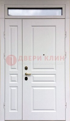Белая двухстворчатая металлическая дверь со стеклом ДС-63 в Мурино