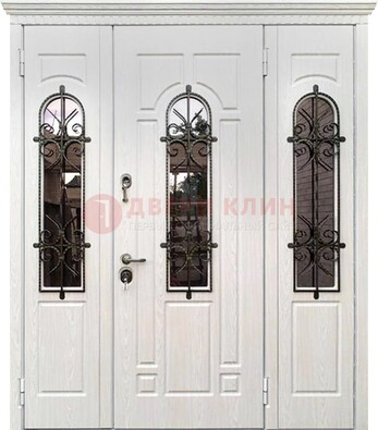 Белая распашная стальная дверь со стеклом и ковкой ДСК-125 в Мурино