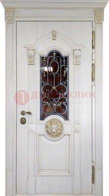 Белая железная дверь со стеклом и ковкой для кирпичного дома ДСК-155 в Мурино