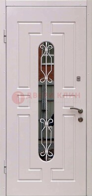 Светлая уличная дверь со стеклом и ковкой для коттеджа ДСК-157 в Мурино