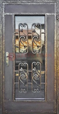 Коричневая наружная дверь порошок со стеклом и ковкой ДСК-160 в Мурино
