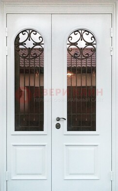 Белая стальная дверь стекло с ковкой и филенкой ДСК-201 в Мурино