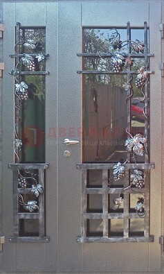 Распашная уличная дверь Порошок со стеклом и ковкой ДСК-221 в Мурино