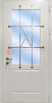 Белая простая железная дверь Винорит со стеклом и ковкой ДСК-257 в Мурино