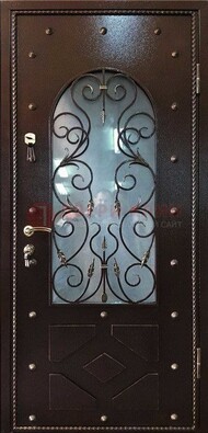 Влагостойкая дверь со стеклом и ковкой с декором ДСК-37 в Мурино
