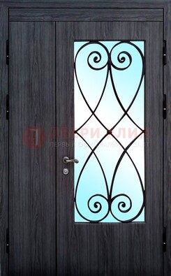 Стальная дверь со стеклом и ковкой ДСК-69 в деревянный дом в Мурино