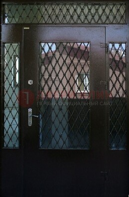 Коричневая тамбурная дверь со стеклянными вставками и ковкой ДТМ-32 в Мурино