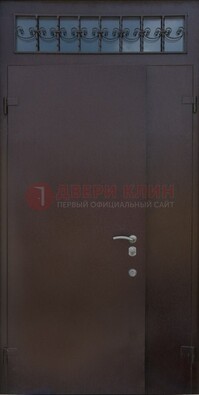 Коричневая тамбурная дверь со стеклянными вставками и ковкой ДТМ-39 в Мурино