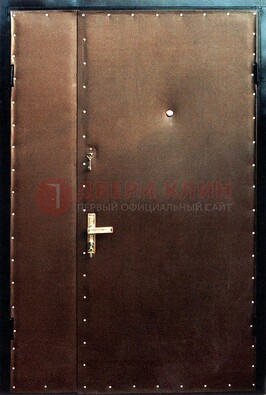 Коричневая тамбурная дверь с оформлением ДТМ-40 в Мурино