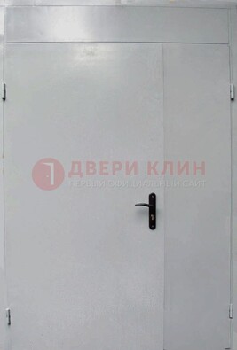 Белая металлическая тамбурная дверь ДТМ-5 в Мурино