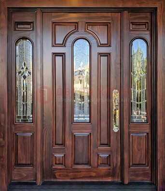 Железная классическая дверь с массивом дуба и витражом ВЖ-18 в Мурино