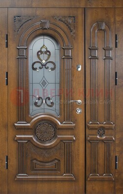 Коричневая двухстворчатая железная дверь с МДФ и витражом ВЖ-32 в Мурино